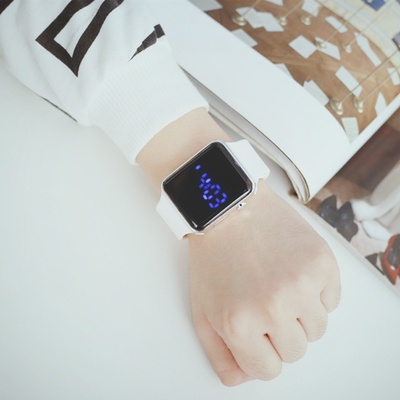 韩版潮男女学生电子表苹果数字式方形黑白led青少年防水果冻手表