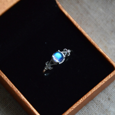 极品玻璃体蓝月光石镶嵌纯银戒指求婚戒指生日礼物尾戒