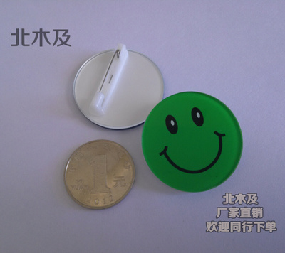 绿色圆形笑脸胸牌定做 3.5厘米微笑服务员胸徽 亚克力徽章1个起卖