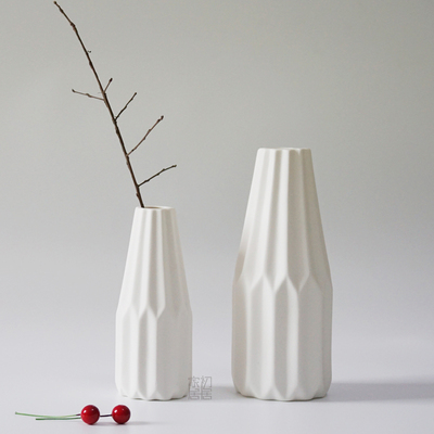 一见倾心欧式素烧白色陶瓷花瓶现代简约桌面家居饰品清新插花花瓶